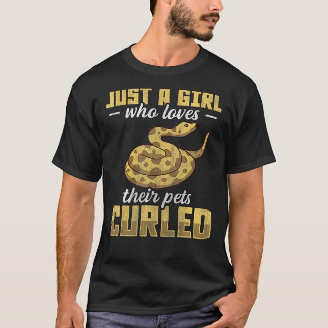 Camiseta Só Uma Menina Que Ama Os Pés De Bola Curvada Pytho (Frente)