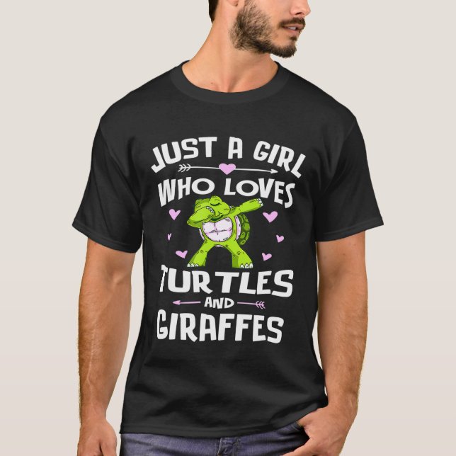 Camiseta Só Uma Menina Que Ama Tartarugas E Girafas (Frente)