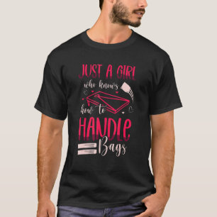 Camiseta Só Uma Menina Que Sabe Lidar Com A Cortina De Bols