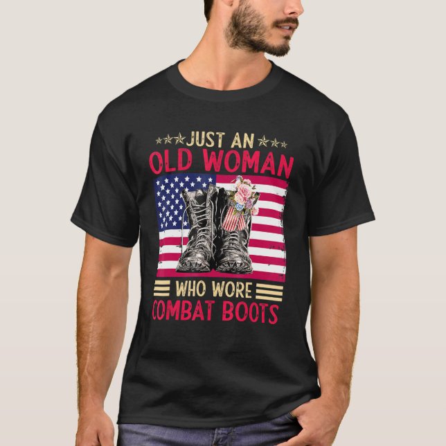 Camiseta Só Uma Velhinha Que Vestiu Boots Combates (Frente)