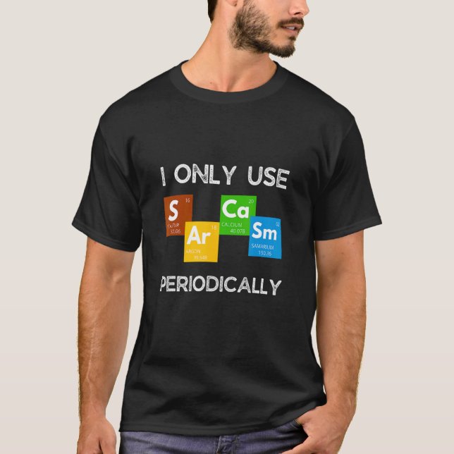 Camiseta Só Uso Sarcasmo Periodicamente Mesa De Química (Frente)