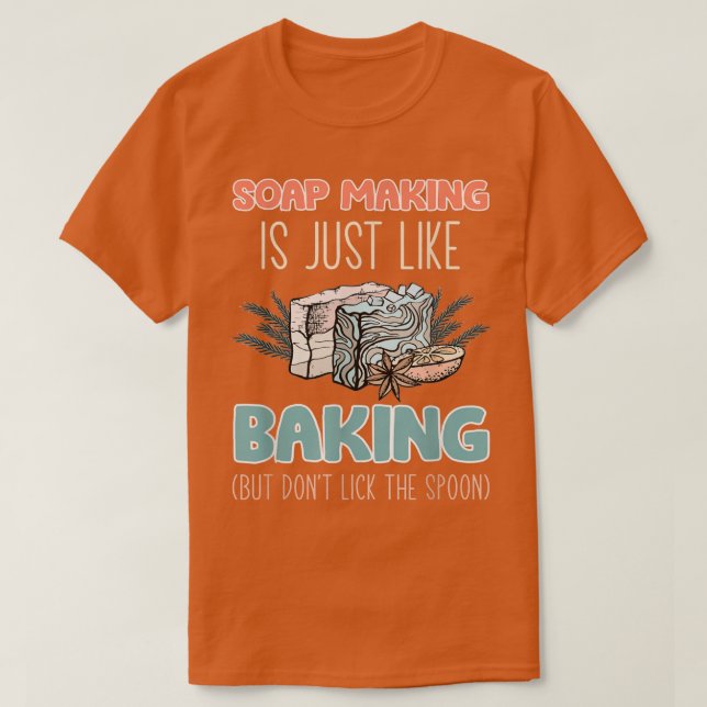 Camiseta Soap Making Is Just Like Baking But Dont Lick The  (Frente do Design)