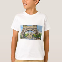 Sob a Torre Eiffel – Vida Urbana em Paris