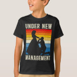Camiseta Sob o novo partido de solteiro de casamentos do gr<br><div class="desc">Sob o novo partido de solteiro de casamentos do grupo de gestão</div>