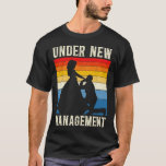 Camiseta Sob o novo partido de solteiro de casamentos do gr<br><div class="desc">Sob o novo partido de solteiro de casamentos do grupo de gestão</div>
