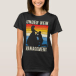 Camiseta Sob o novo partido de solteiro de casamentos do gr<br><div class="desc">Sob o novo partido de solteiro de casamentos do grupo de gestão</div>
