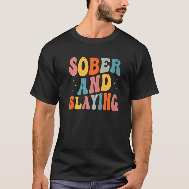 Camiseta Sober and Slaying Sobriety Recovery Anniversary Aw (Frente)