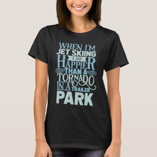 Camiseta sobre um avião de esqui espumante e água escoando