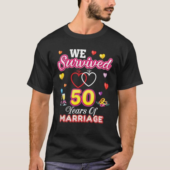 Camiseta Sobrevivemos A 50 Anos De Casamento 50º Casamento  (Frente)