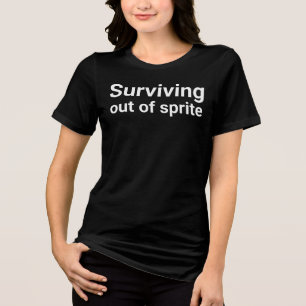 Camiseta "sobrevivendo à base de sprite" em letras brancas 