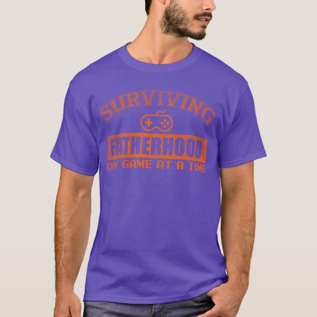 Camiseta Sobrevivendo à paternidade um jogo de cada vez ami (Frente)