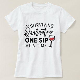 Camiseta Sobrevivendo À Quarentena Um Sip De Cada Vez Engr