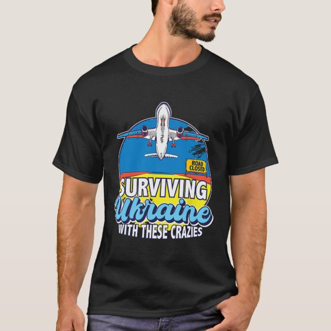 Camiseta Sobrevivendo à Ucrânia Com Esses Loucos Ucrânia (Frente)