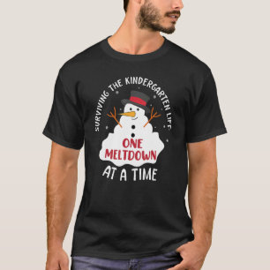 Camiseta Sobrevivendo À Vida Do Jardim De Infância Um Derre