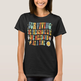 Camiseta Sobrevivendo à vida pré-escolar, um colapso em A T