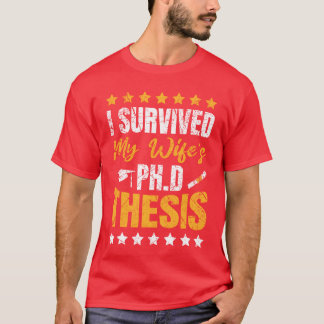 Camiseta Sobrevivente de PhD Minha Esposa Doutora Grau de D