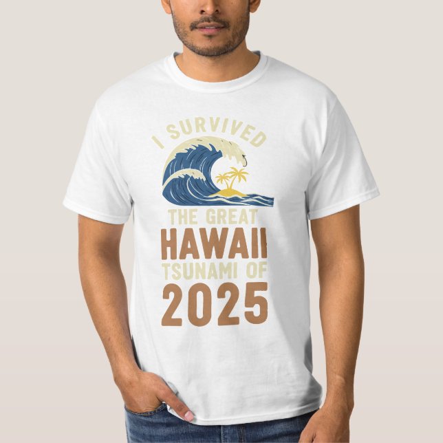 Camiseta Sobrevivente no Havaí - Tsunami 2025 - Praia Vacat (Frente)