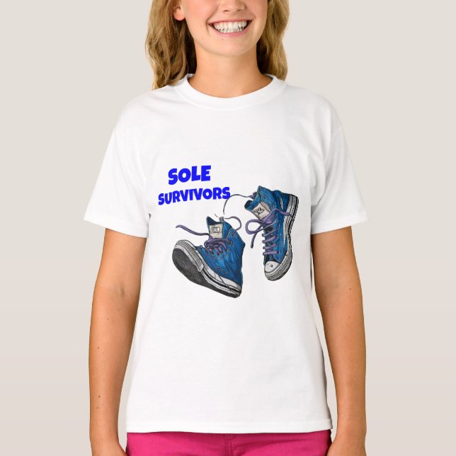 Camiseta Sobreviventes Solitários - Um Par De Formadores Be (Frente)
