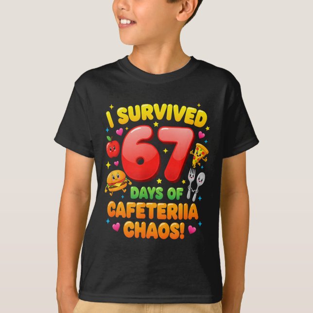 Camiseta Sobrevivi a 67 Dias de Caos na Cafeteria 6 7 Meme  (Frente)