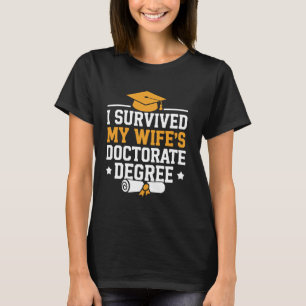 Camiseta Sobrevivi ao Doutorado da Minha Esposa Marido PhD