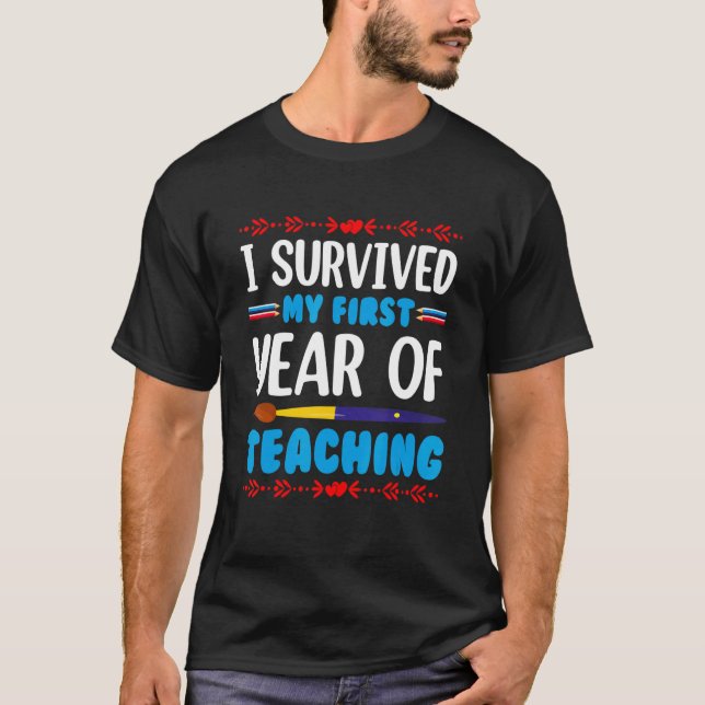 Camiseta Sobrevivi Ao Meu Primeiro Ano De Ensino (Frente)