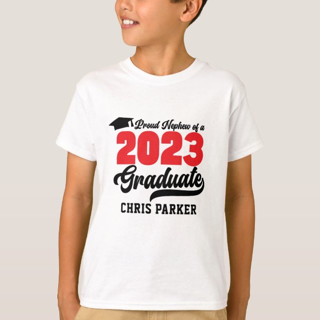Camiseta Sobrinho Orgulhoso de um Script Vermelho Negrito c (Frente)