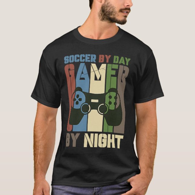 Camiseta Soccer By Day Gamer By Night Soccer Goal Gaming De (Frente)