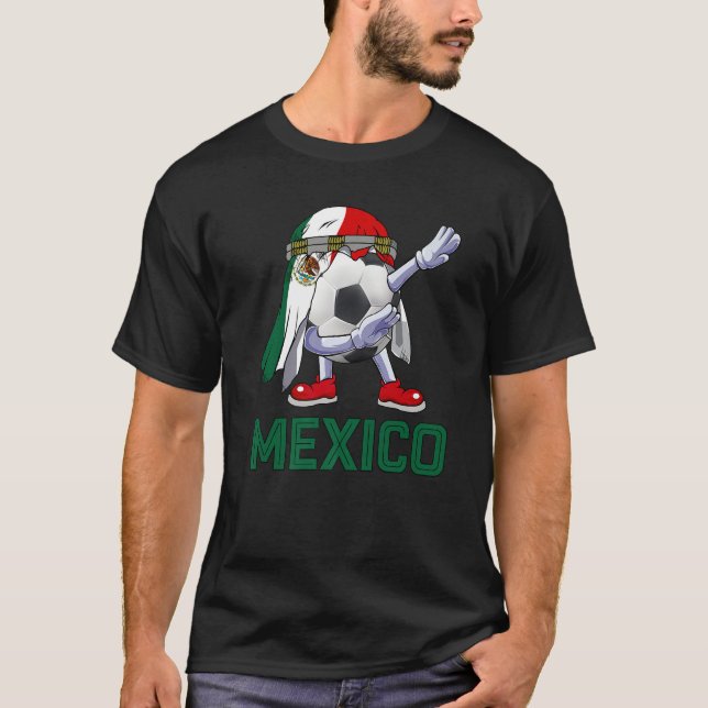 Camiseta Soccer  Cute Soccer Ball Dabbing Mexico Flag Pride (Frente)