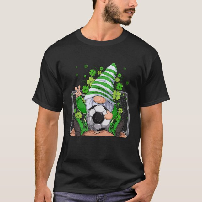 Camiseta Soccer Gnome Lucky Shamrock Dia de São Patrício ir (Frente)