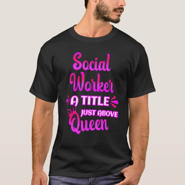 Camiseta Social Worker A Title Just Above Queen Cute Saying (Frente)