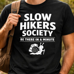 Camiseta Sociedade de Caminhantes Lentos Estarei Lá Em Um M
