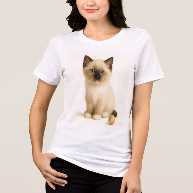 Camiseta Soft Focus - Ragdoll Kitten com Felt Toy Ball (Frente)