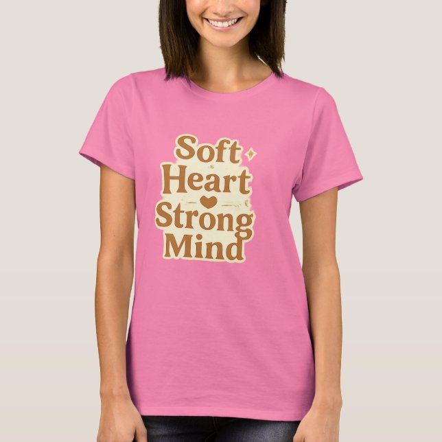 Camiseta Soft Heart Strong Mind Typography (Frente)