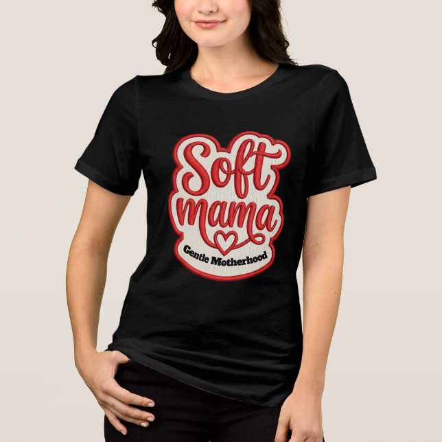 Camiseta Soft Mama Estilo Bordado Tipografia Design (Frente)