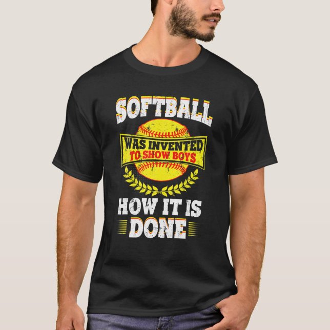 Camiseta Softball Cite Engraçado - Mostre Aos Rapazes Como  (Frente)