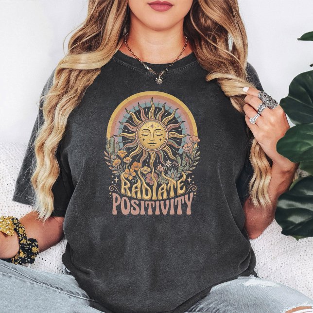 Camiseta Sol Boho Retro com Radiação de Positividade (Criador carregado)