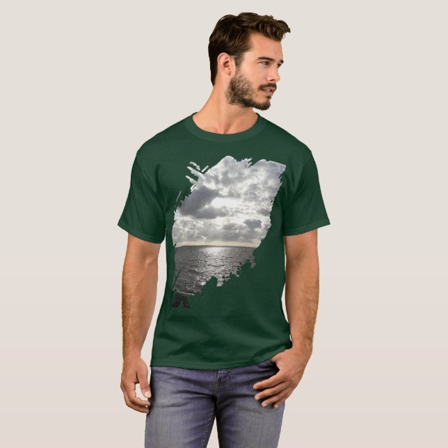 Camiseta Sol Brilhando Através das Nuvens (Frente Completa)