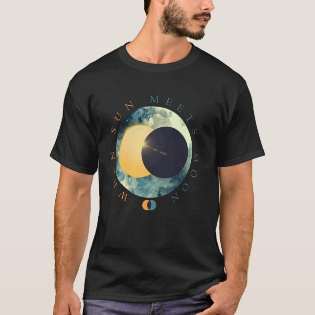 Camiseta Sol Celestial Encontra Fases da Lua Astro Cosmico  (Frente)