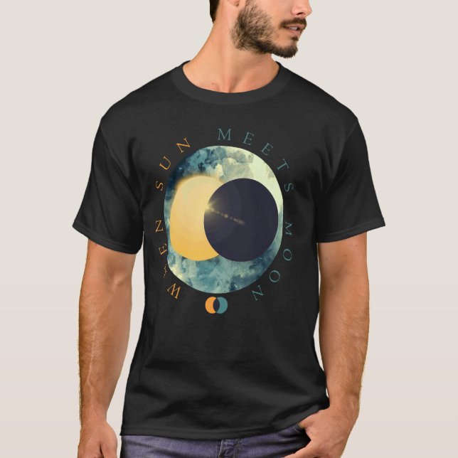 Camiseta Sol Celestial Encontra Fases da Lua Espaço Cósmico (Frente)