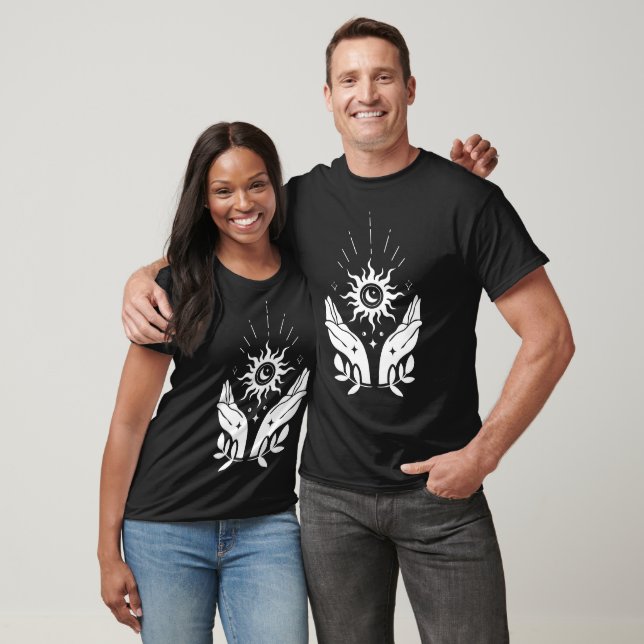 Camiseta Sol Celestial Lua e Mãos (Unissex)