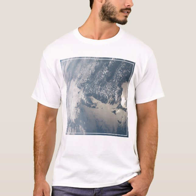 Camiseta Sol Nas Águas Da Terra. (Frente)
