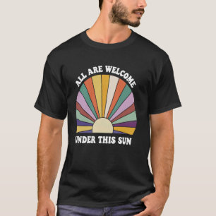 Camiseta Sol Retro Estilizado com Mensagem de Boas-Vindas