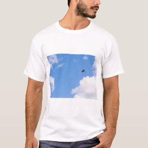 Camiseta Solitary Bird Soaring Through Bright Blue Sky with