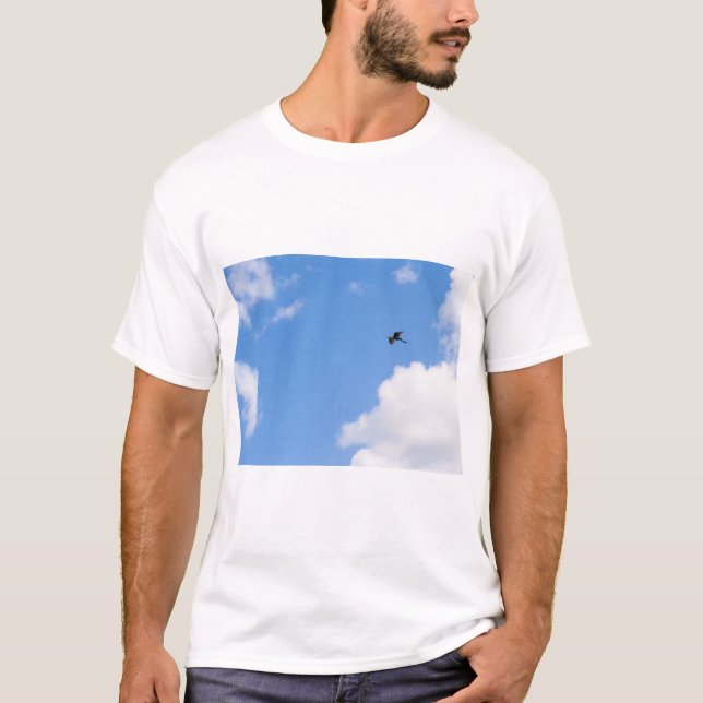 Camiseta Solitary Bird Soaring Through Bright Blue Sky with (Frente)