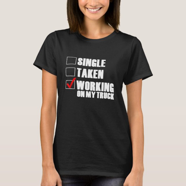 Camiseta Solteira, comprometida, trabalhando no meu caminhã (Frente)