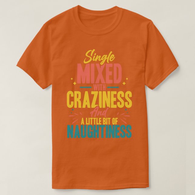 Camiseta Solteiro Misturado Com Loucura E Um Pouco De Na (Frente do Design)