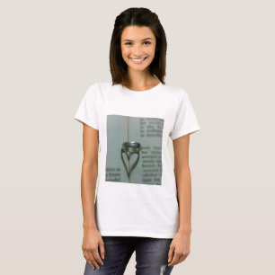 Camiseta Sombra do coração do anel na página do livro