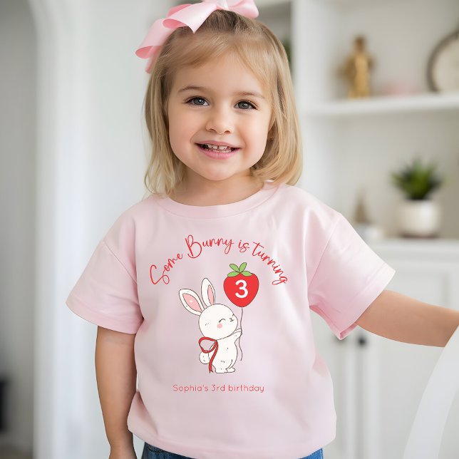 Camiseta Some Bunny Strawberry Pink Birthday Photo (Criador carregado)