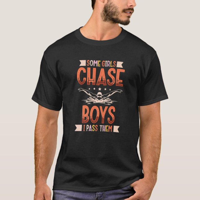 Camiseta Some Girls Chase Boys I Pass Them Swimmer Women Sw (Frente)