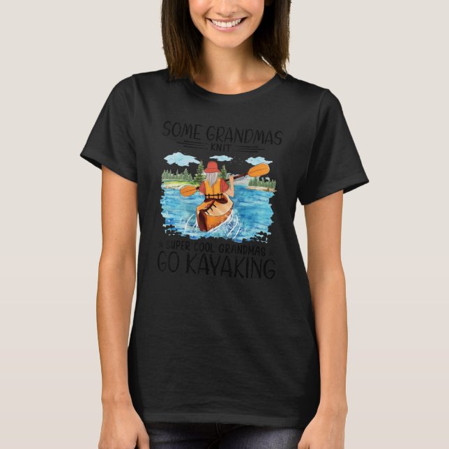 Camiseta Some grandmas knit cool grandmas go kayaking (Frente)
